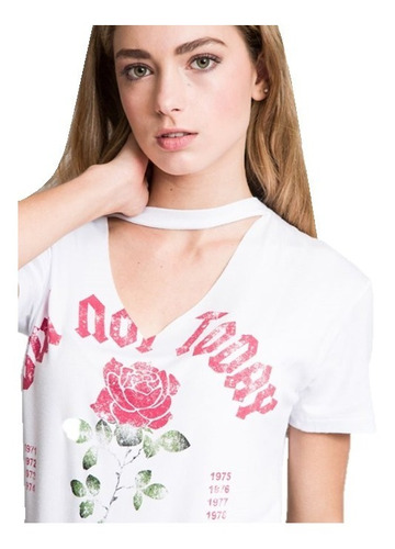 Polera Blanca Cuello V Con Estampado De Rosas Rock Mujer L