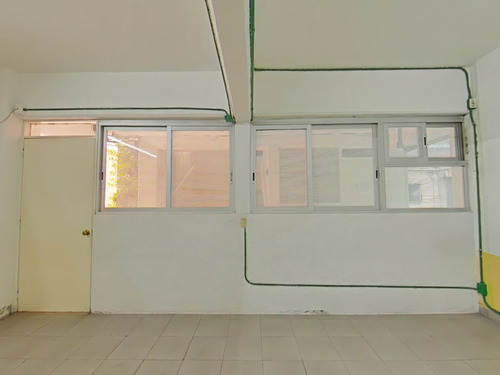 Edificio Con Instalaciones De Escuela, Excelente Ubicación