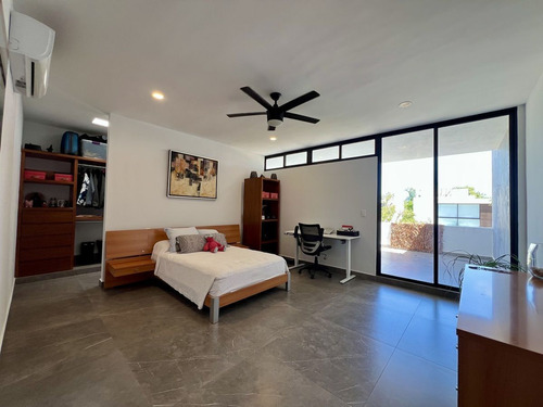 Casa En Venta En Mérida. Priv. Parque Natura En Esquina Y Alberca, Con Paneles