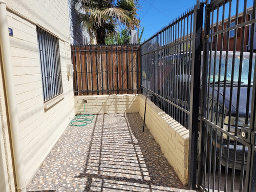 Casa Con Amplios Espacios, En Pasaje Cerrado