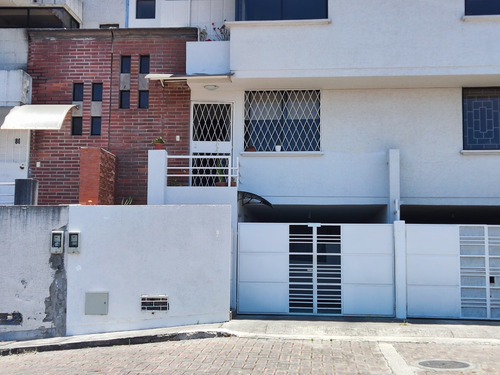 Casa De 4 Habitaciones Con 4 Baños