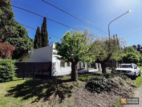 Casa En Esquina De 3 Dormitorios -lote 926 Mts 2 Y 151 Mts 2 Cubiertos - Villa Elisa