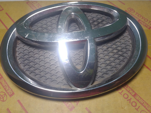 Emblema Delantero Parilla Toyota Yaris