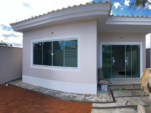 Imagem 2 de 17 de Ótima Casa Linear, De 03 Quartos, Sendo 01 Suíte, Sala Ampla Em Dois Ambientes, 01 Banheiro Social, Cozinha, Área De Serviço, E 02 Vagas De Garagens. - 863 - 69399334