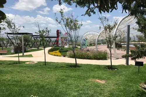 Casa En Renta En Zibata, 4 Recámaras, Privada Con Alberca