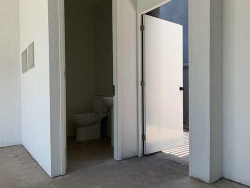 Local Comercial Nuevo: 51/131 M2, Terraza, Patio. Metro.