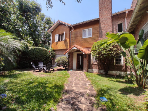 Casa Ubicada En El Corazón De Martínez A Seis Cuadras De La Estación Y A Tres De La Avd. Alvear.