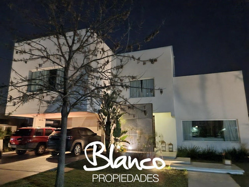 Casa En Venta En La Lomada, Pilar - Desarrollada En Tres Plantas!