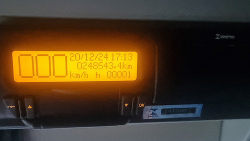 Iveco Tector Modelo 240 E 28 Cabina Lei Baú Ano 2015 Com Ar