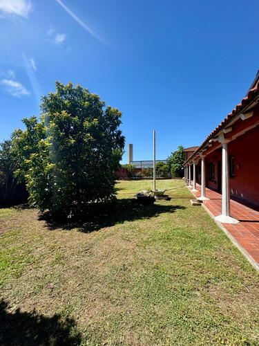 Casa En Venta De 5 Ambientes Con Piscina En Berazategui. Financia O Permuta
