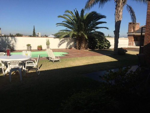 Casa De Categoría En Venta De 3 Dorm. En Villa Cabrera, A Metros Del Shopping.