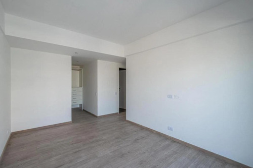 Departamento En Villa Urquiza, Ubicado En Una Amplia Zona Comercial Y Gastronómica.