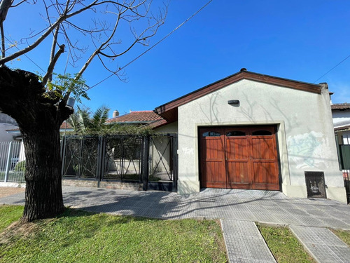 Venta Casa 4 Amb. C / Parque, Cochera, Quincho