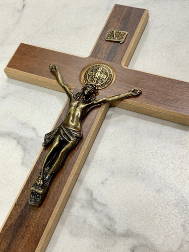 Imagem 5 de 9 de Cruz Crucifixo De Parede Madeira E Metal São Bento 34cm