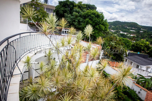 Bella Casa, Con Amplios Espacios Y Jardines Ubicada En Calle Cerrada. 25-17564.
