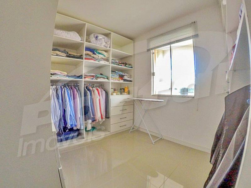 Excelente Casa De Alto Padrão Com 3 Quartos, Sendo 1 Suíte E 2 Demi-suítes, No Centro De Balneário Piçarras/sc (cód. 6965) - 3576965v