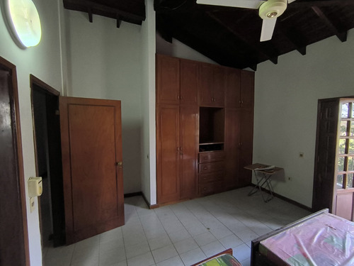 Casa Quinta Con 12 Departamentos En El Barrio Santa María: 19 Habitaciones Y 18 Baños