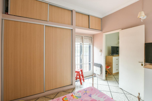 Casa De Pasillo En Venta De 4 Dormitorios Con Parrillero Y Cochera Centro