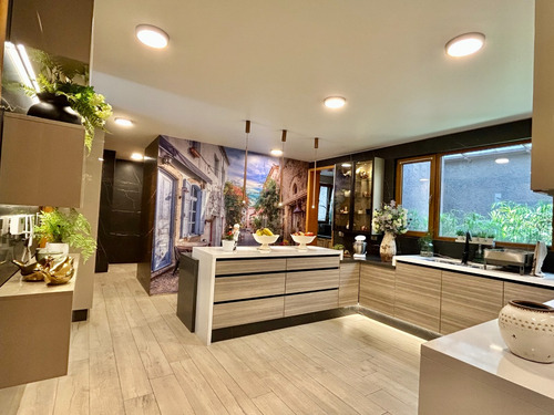 Amoblada / Exclusiva Casa De 6 Dormitorios En Condominio