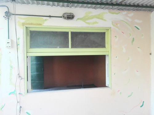 Casa Con Garaje Descubierto, Amplio Frente, Fondo Con Árboles Frutales Y Quincho