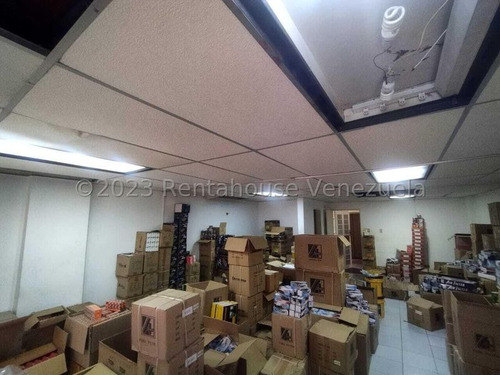 En Pleno Centro De La Ciudad Maracay Oficina En Venta En Piso Medio Db 24-15539