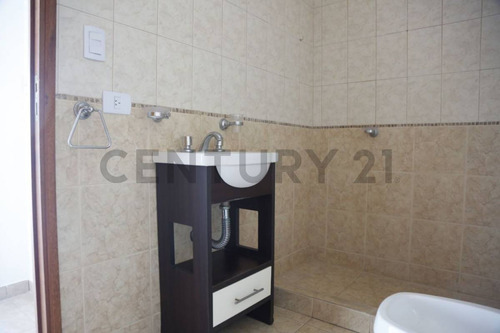 Venta De 1 Departamento Con Balcón Y Cochera En La Plata.