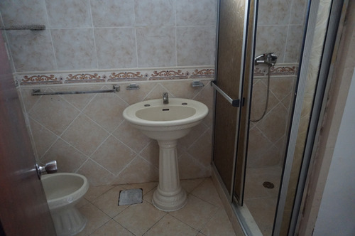 2 Hermosas Casas Con Playa De Estacionamiento Y Galpón De 120 M2