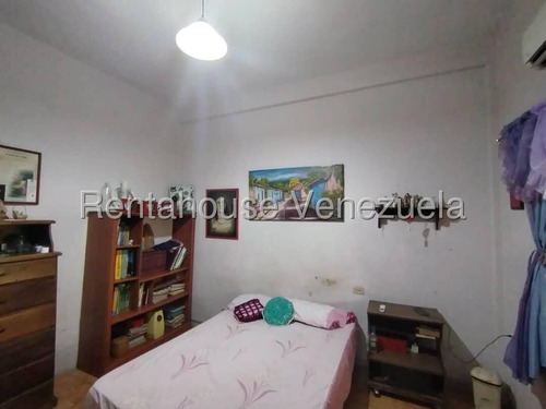 Raiza Suárez Vende Casa Comercial Ubicada En El Centro De Barquisimeto 2 5 1 5 9 0 2 Con Alto Tráfico Peatonal Y Vehicular, Lo Que La Convierte En Puntos Clave Para El Comercio.