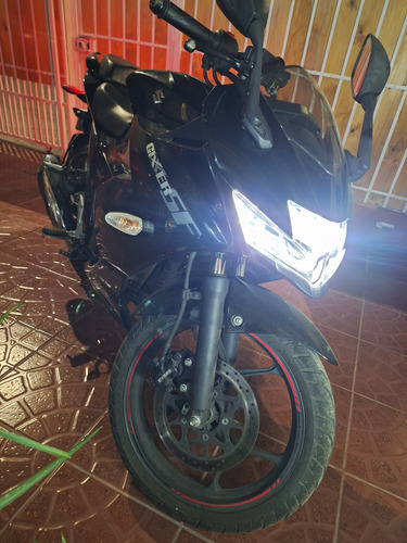 Suzuki Gixxer, Color Negro, Detalles Esteticos Minimos