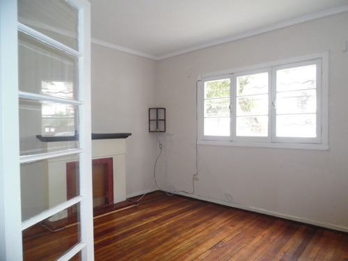 Casa 2 Pisos, Excelente Ubiacacion, Con Destino Comercial.