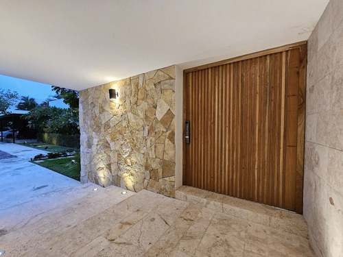 Residencia De Lujo En Venta Ubicada En La Privada Bosques De Altabrisa, Merida.