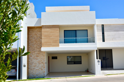 Hermosa Casa Frente Área Verde, En Privada San Angel