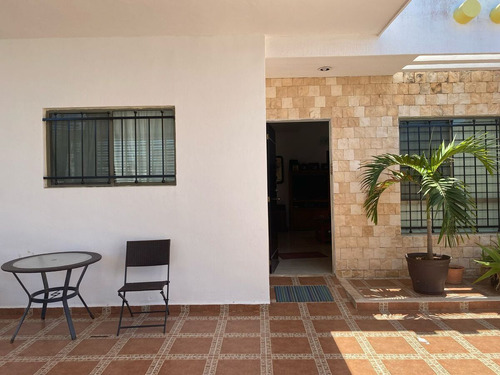¡casa Amueblada En Esquina Con Paneles Solares En Las Américas, Mérida!