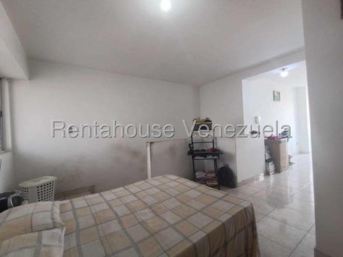Apartamento En Venta Duplex En Urbanización Andrés Bello Maracay Zona Norte Con Pozo De Agua Nela 25-16098