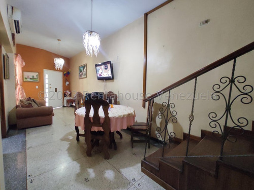 Casa En Venta En Maracay Urb Las Delicias Santa Rita Rah 25-10984 Meglisf