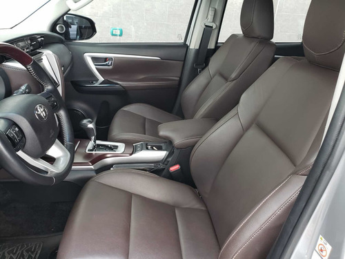 Imagen 9 de 14 de Toyota Sw4 2016 2.8 Srx 177cv 4x4 7as At