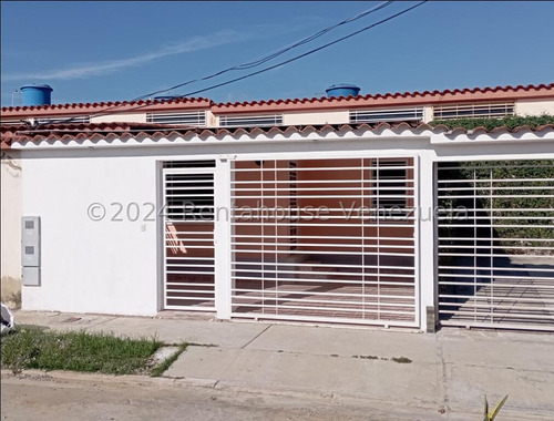 En Venta Acogedora Casa En Cabudare, Amplia Y Moderna, Cerrada Con Vigilancia, --24  22  146- Con Acabados Modernos Y De Primera, Area De Estar, --mariaboraure-- Estacionamiento Techado.