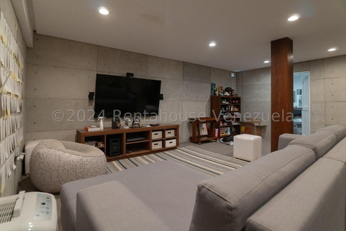 Espectacular Casa Completamente Remodelada En Venta Ubicada En La Lagunita Country Club 25-17423