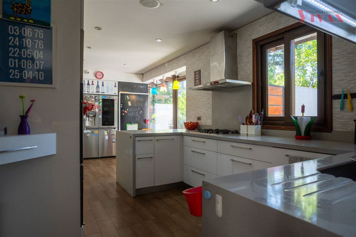 Casa En Venta De 5 Dorm. En Vitacura