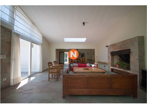 Casa En Venta, Mansa, Punta Del Este, 4 Dormitorios.- Ref: 209956