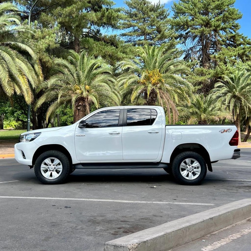 Imagen 2 de 10 de Toyota Hilux 2.8 C/d 4x4 Tdi Sr 177cv 2018