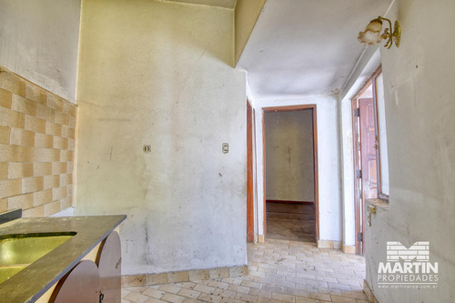 Casa 3 Ambientes Con Cochera Para Mejorar. Zona Comercial.