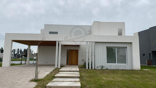 Casa En  Venta En Santa Ana, Villa Nueva, Tigre, A La Laguna