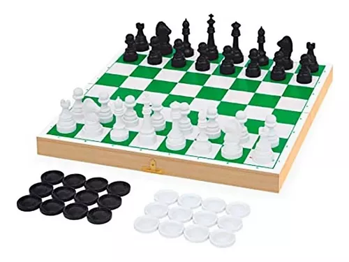 Carrinho de jogo de xadrez no tabuleiro de xadrez. Conceito de