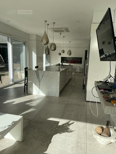 Excelente Chalet Inglés, En Alquiler Y Venta En Martínez, Vías A Libert