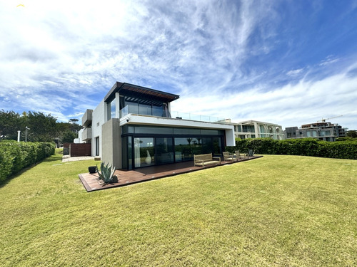 Casa En Venta. Espectacular Ubicacion. Manantiales Laguna Blanca Punta Del Este