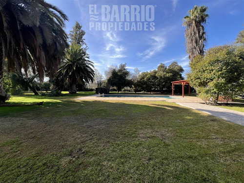Casa En Venta En Chicureo, A Pasos Del Colegio Santa Cruz