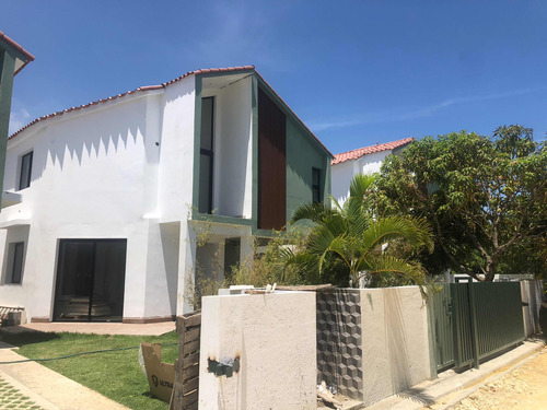 Casa De 2 Niveles Con 238m2 En Cabarete A 3 Min De Playa