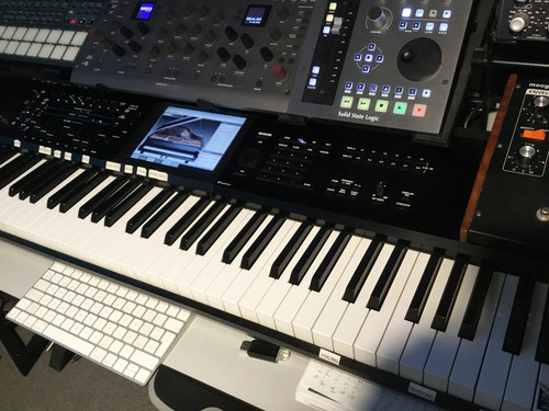 Workstation De 73 Teclas Kronos2-73 Korg Negro (Usado)