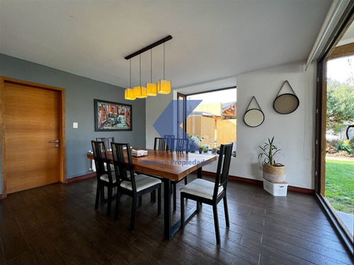 Casa En Venta De 7 Dorm. En Condominio Brisas De Chicureo